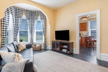 Apartment Beautiful Downstairs 1bed 1bth Charmer- Pet Friendly