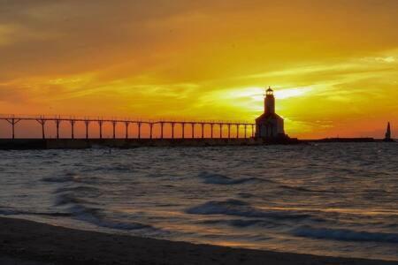 Beautiful Downstairs 1bed 1bth Charmer- Pet Friendly Michigan City