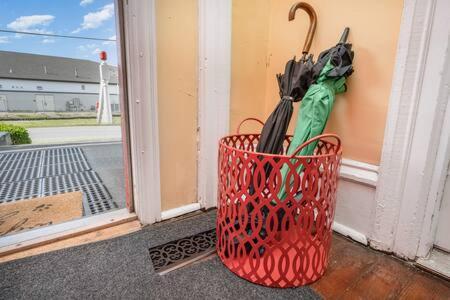 Beautiful Downstairs 1bed 1bth Charmer- Pet Friendly Apartment *