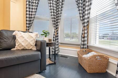 Apartment Beautiful Downstairs 1bed 1bth Charmer- Pet Friendly *