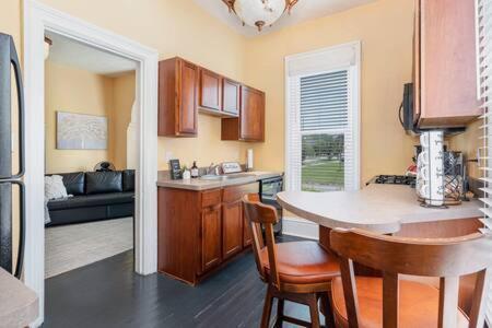 Apartment Beautiful Downstairs 1bed 1bth Charmer- Pet Friendly *