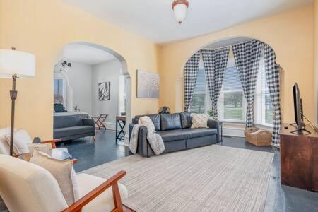 Beautiful Downstairs 1bed 1bth Charmer- Pet Friendly Apartment *