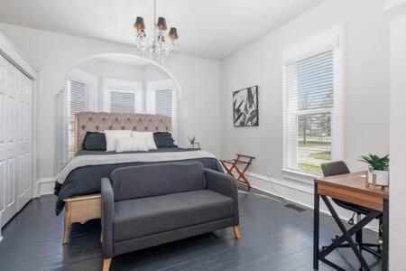 Apartment Beautiful Downstairs 1bed 1bth Charmer- Pet Friendly